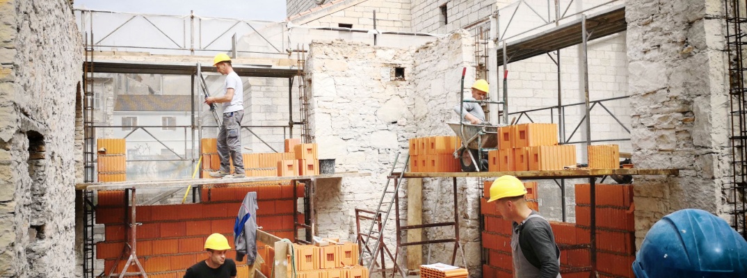 Stručni nadzor građenja - izvedba građevinsko - obrtničkih radova i usluge glavnog nadzornog inženjera. Nadzorni inženjer nadzire građenje.